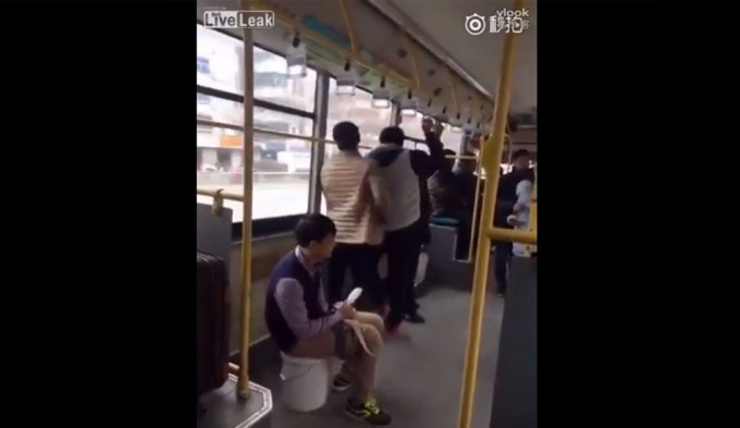 Joven defeca en el transporte público a la vista de todos (video)