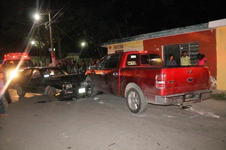 Destroza camioneta de su esposo porque lo vio con 3 meseras en un bar