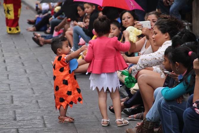 Niños hacen el Carnaval en calles de Mérida