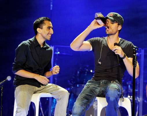 Enrique Iglesias sube a cantar borracho en México