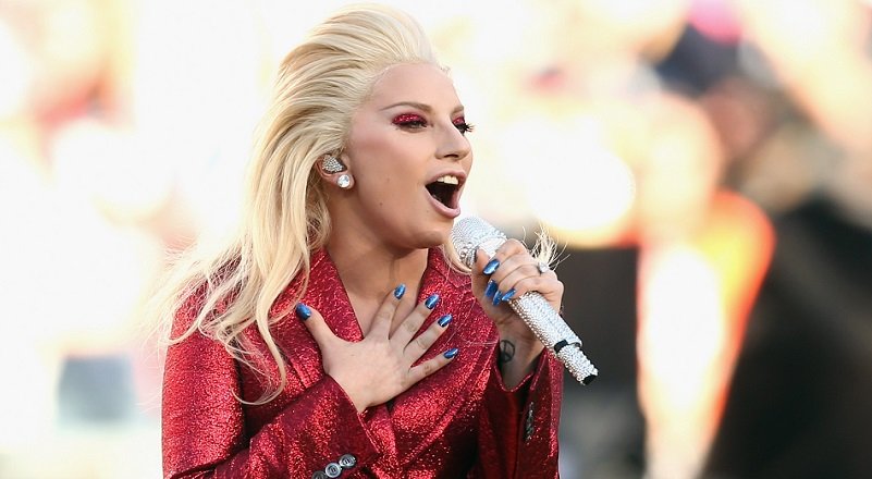 Lady Gaga deja la extravagancia y canta el himno de Estados Unidos