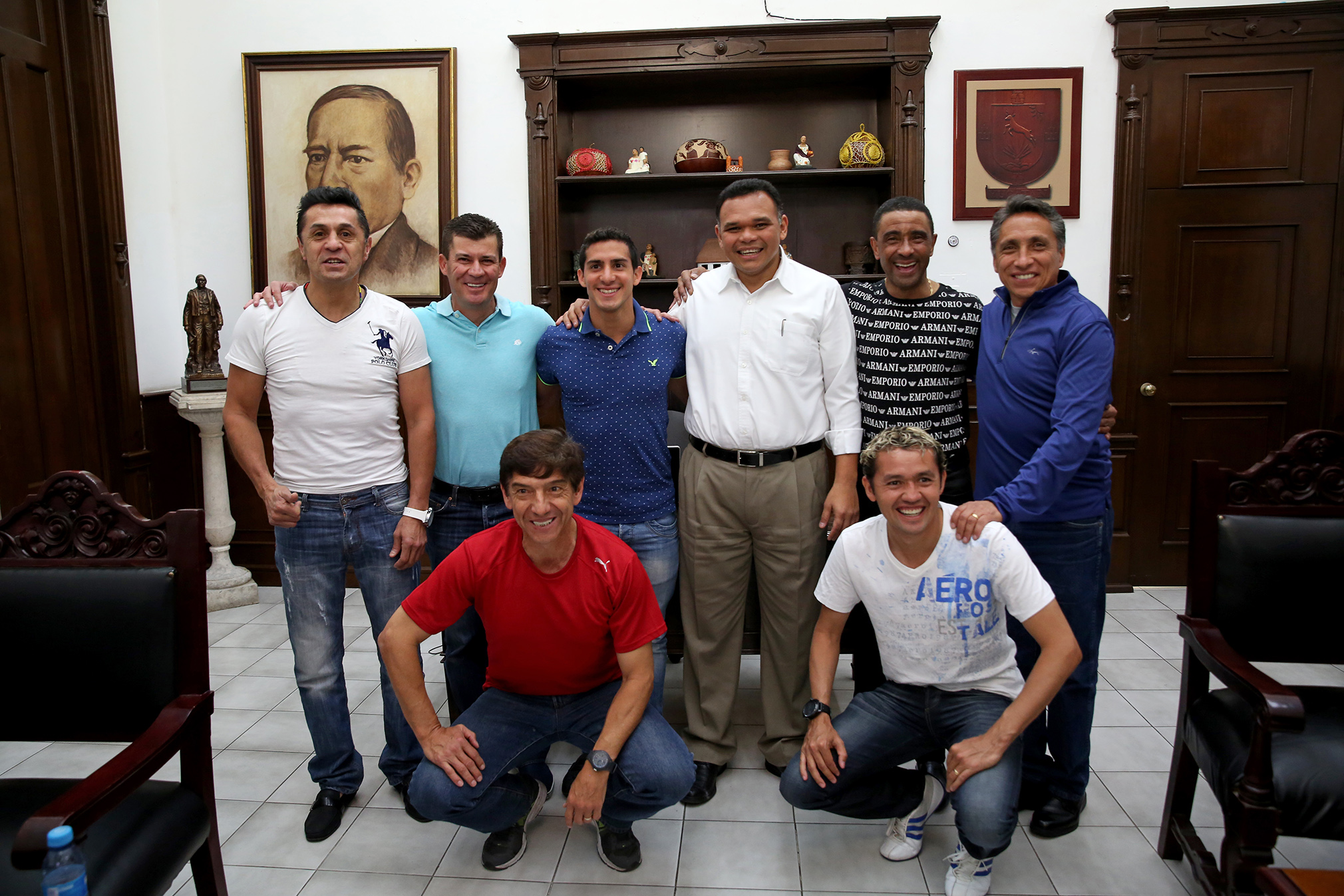 Estrellas del fútbol nacional visitan al gobernador