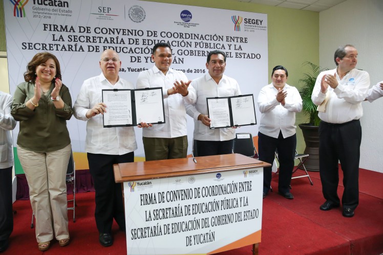 Más de 500 maestros reciben certificados en competencias.