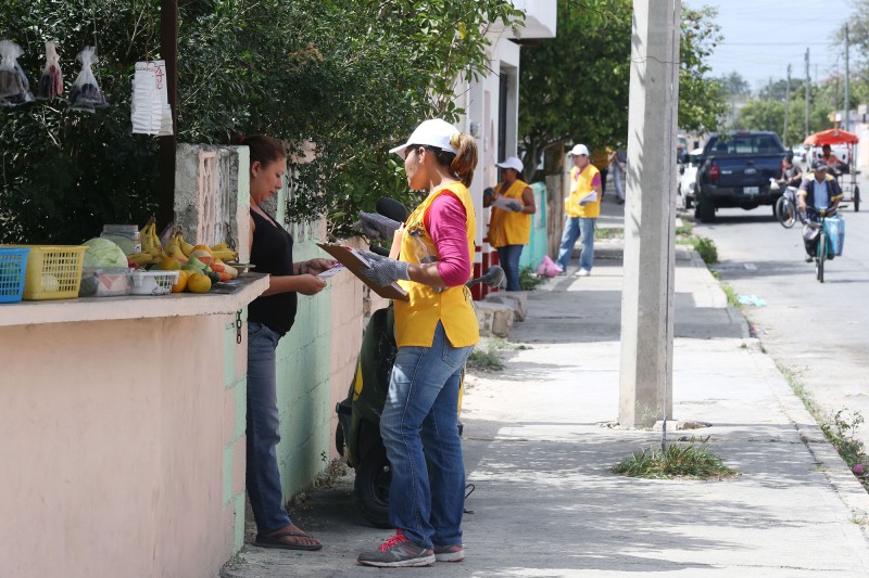 Vecinos y brigadistas combaten juntos al mosco