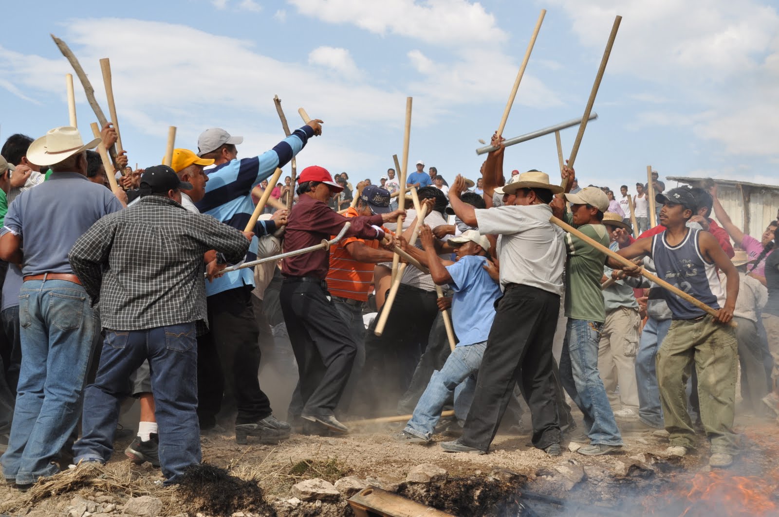 Se apodera de terreno ajeno y fomenta su invasión