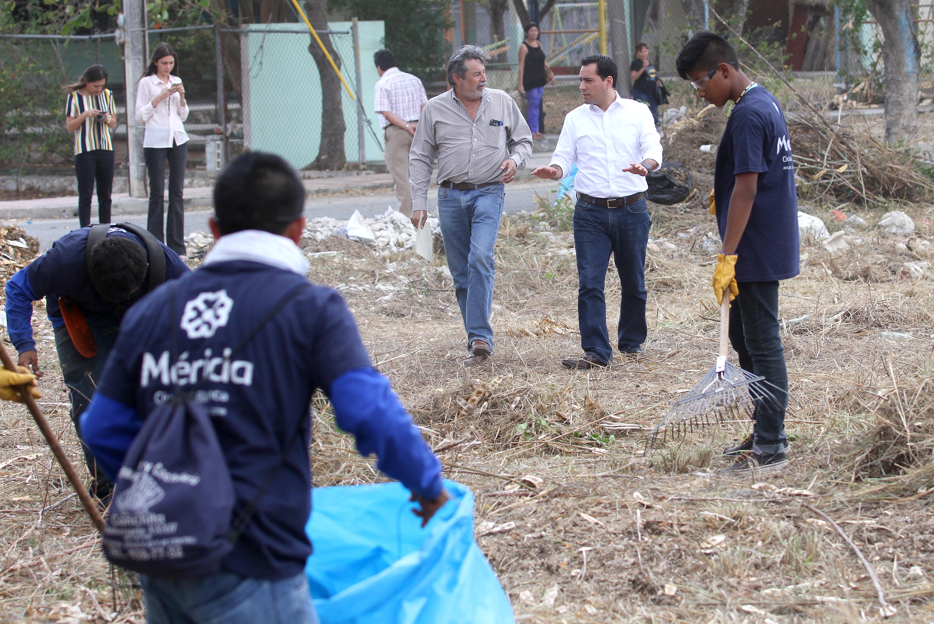 Lucha contra el zika: limpian lotes baldíos del Ayuntamiento