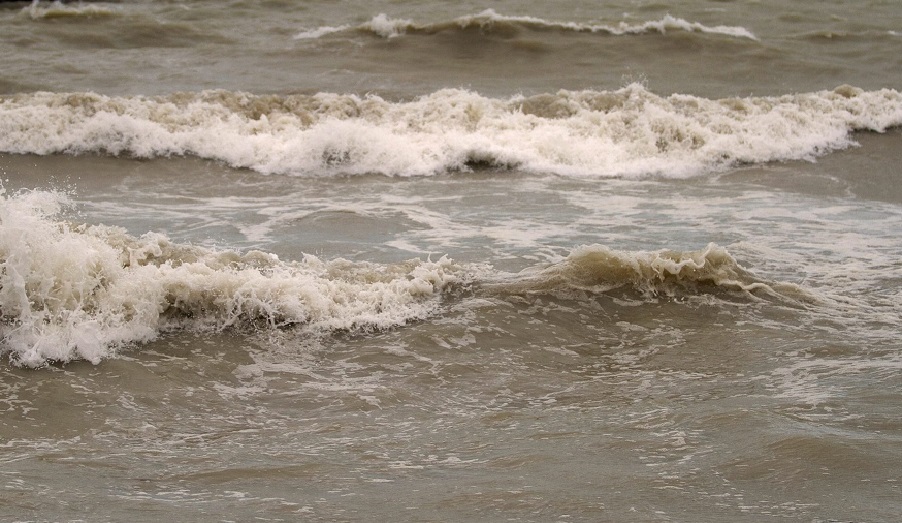 Por el mar embravecido, se ahoga una turista en Sisal