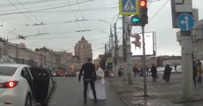 Recién casados tienen su primera pelea saliendo de la iglesia