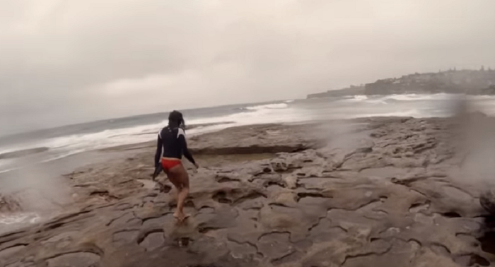 Video: Quiso meterse al mar a surfear y recibió la peor sorpresa