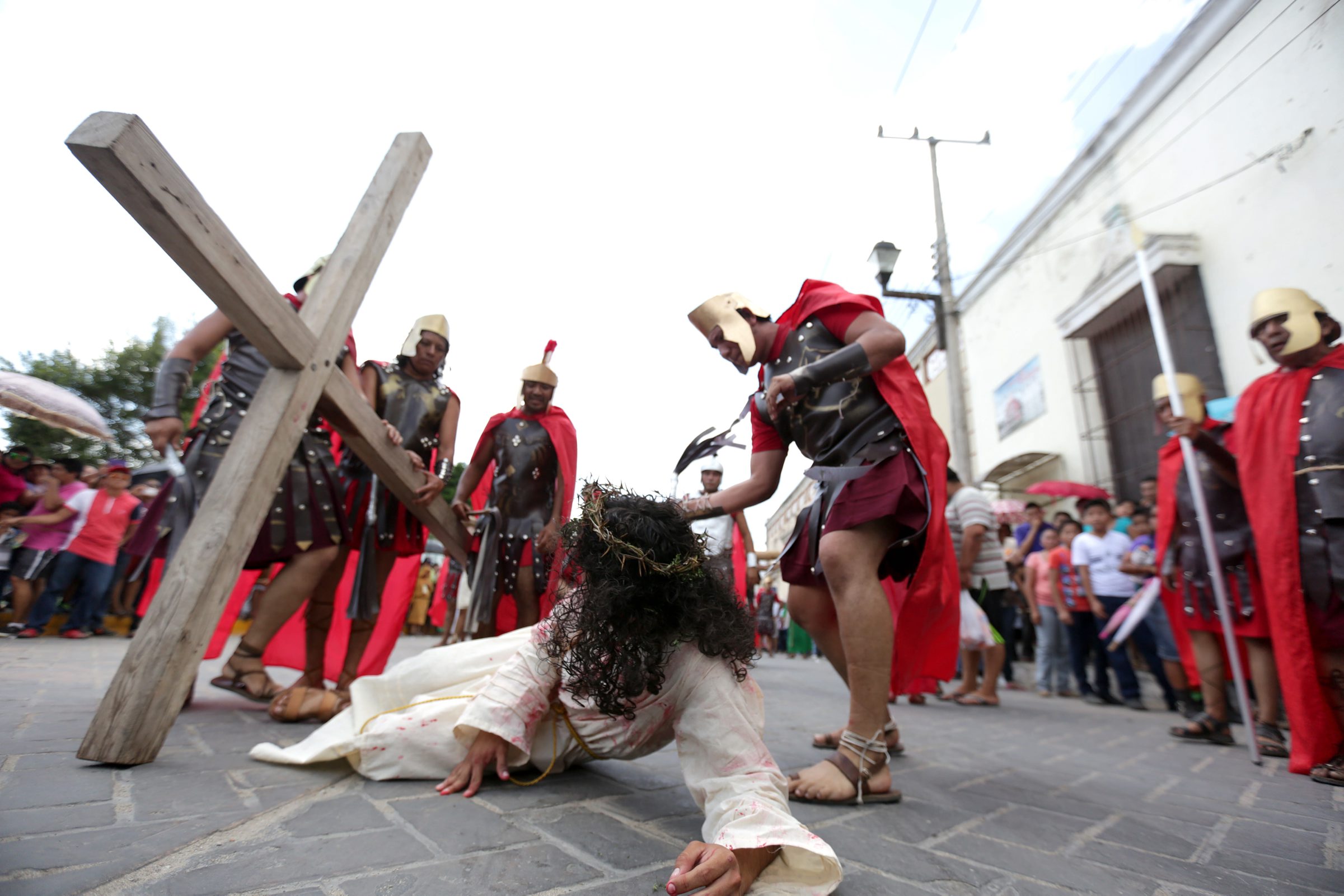 ‘Resucita’ el Cristo que cayó de la cruz