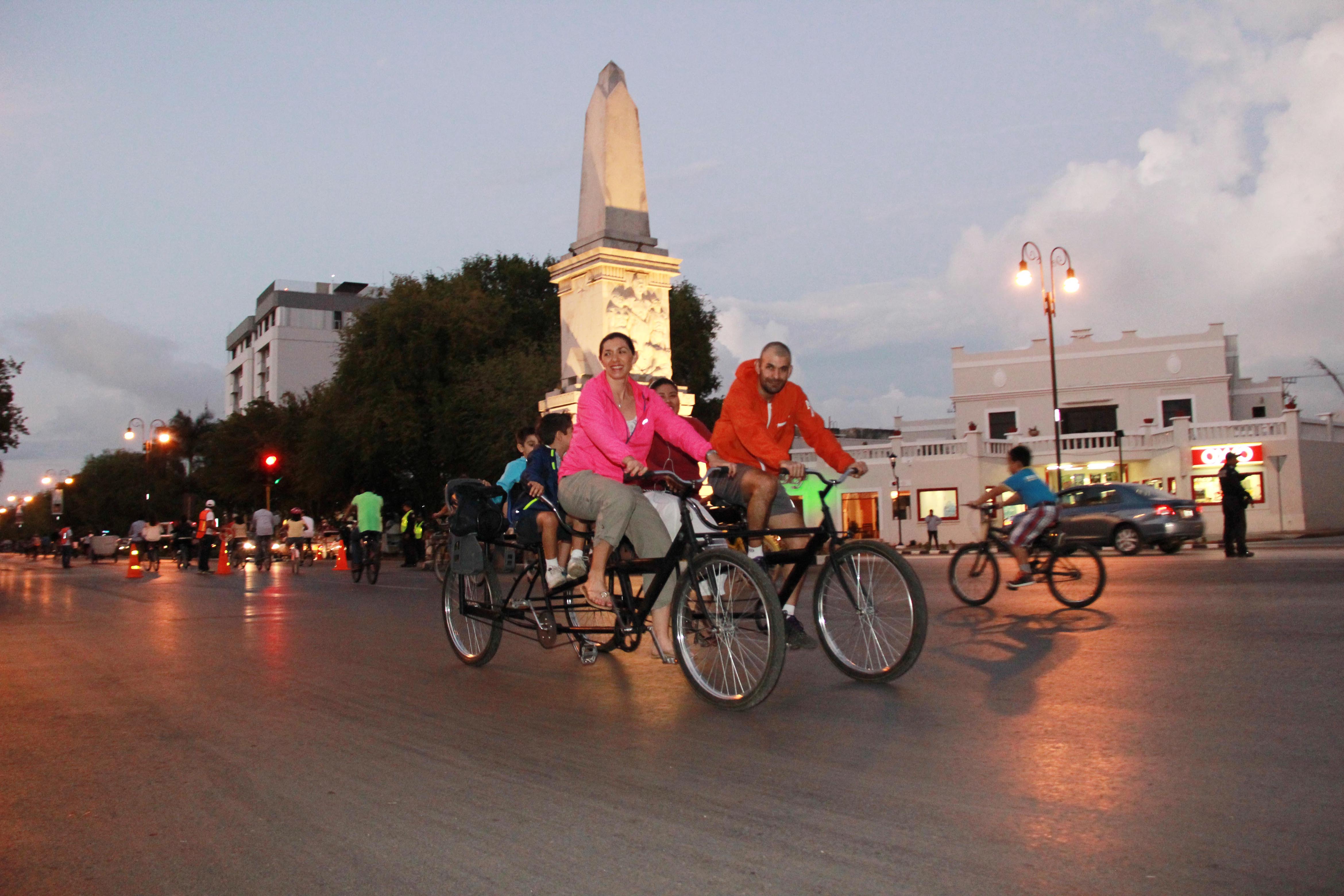 Meridanos responden bien a la Bici-ruta nocturna