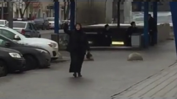 Mujer pasea por las calles con cabeza de una niña