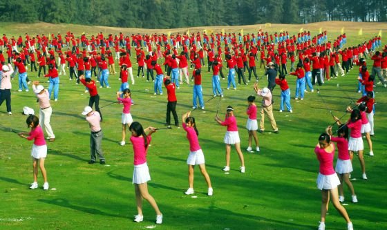 Escuela en China implanta clases obligatorias de golf