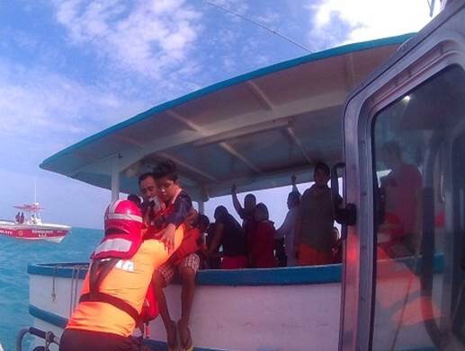 Rescatan en altamar a 25 vacacionistas en un barco de recreo