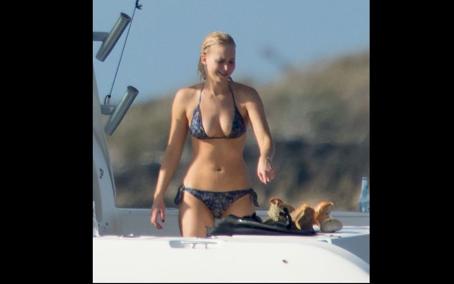 Jennifer Lawrence luce bikini, pero pasa mal trago