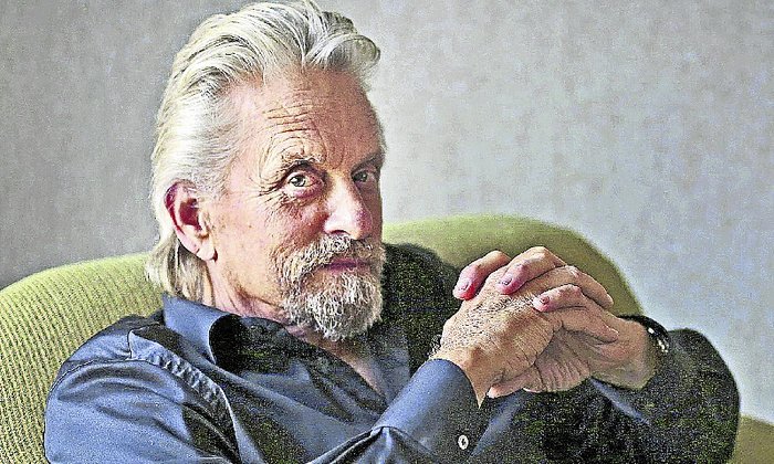 Reaparece en Michael Douglas cáncer por sexo oral