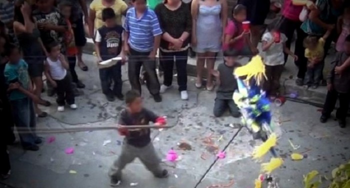 Niño muere al recibir golpe de un palo de piñata