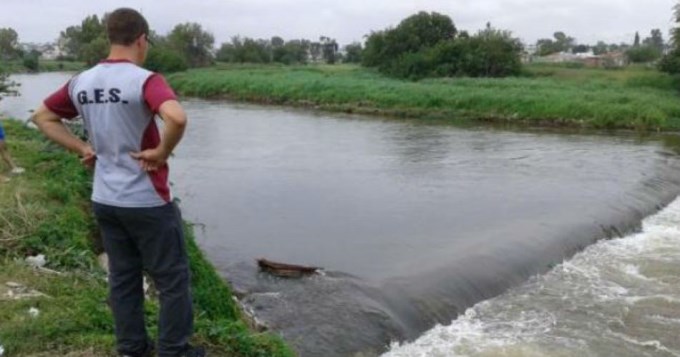 Se lanza al río a buscar un balón de fútbol y muere ahogado