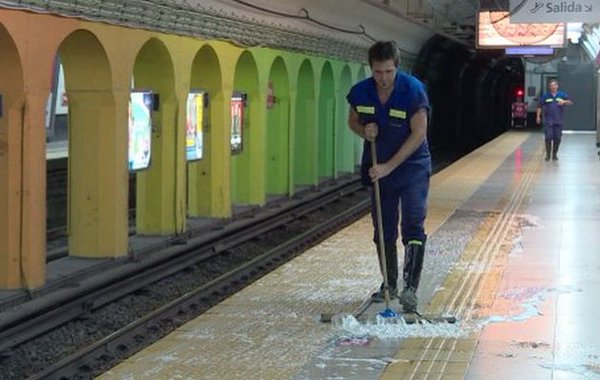 Es escritor, pero limpia el metro de Buenos Aires