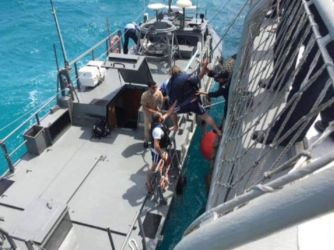 Trimarán zarpa de Progreso y se hunde en Holbox con 6 tripulantes a bordo