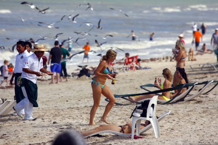 Miles disfrutan las playas yucatecas en el Domingo de Pascua