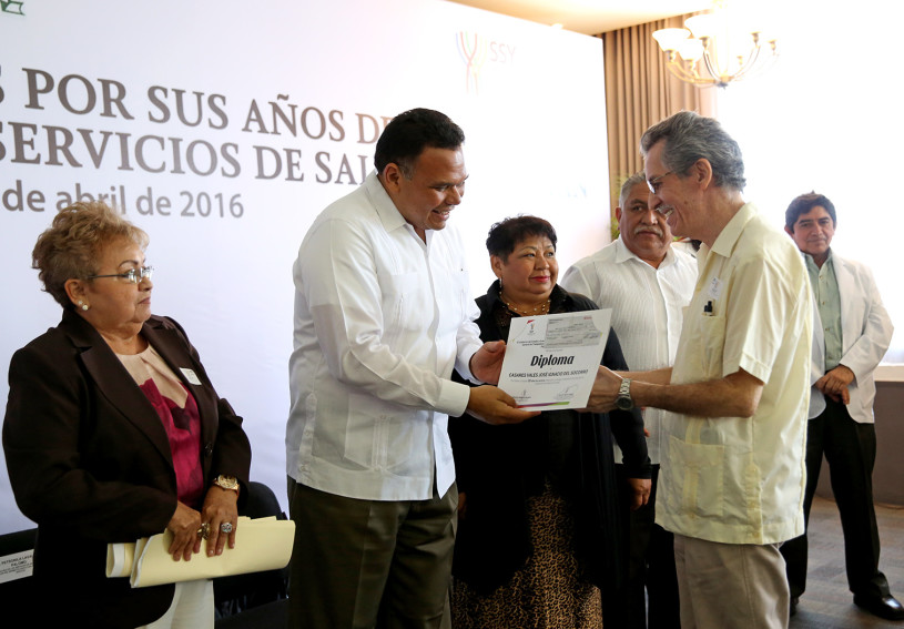 Reciben 48 empleados de Salud reconocimientos por sus años de servicio