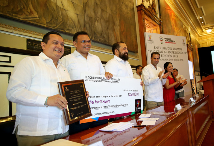 Entregan edición 2015 del Premio Yucatán al Emprendedor.