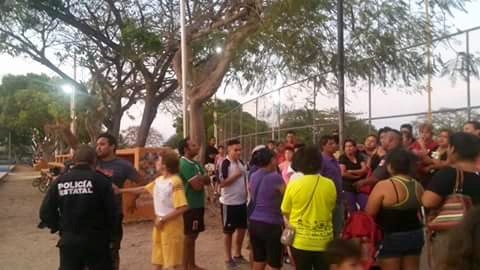 Pelean bailarinas de zumba y futbolistas en un parque de Mérida