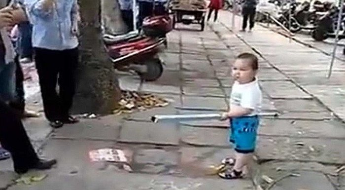 Video de niño defendiendo a su abuela de policías se vuelve viral