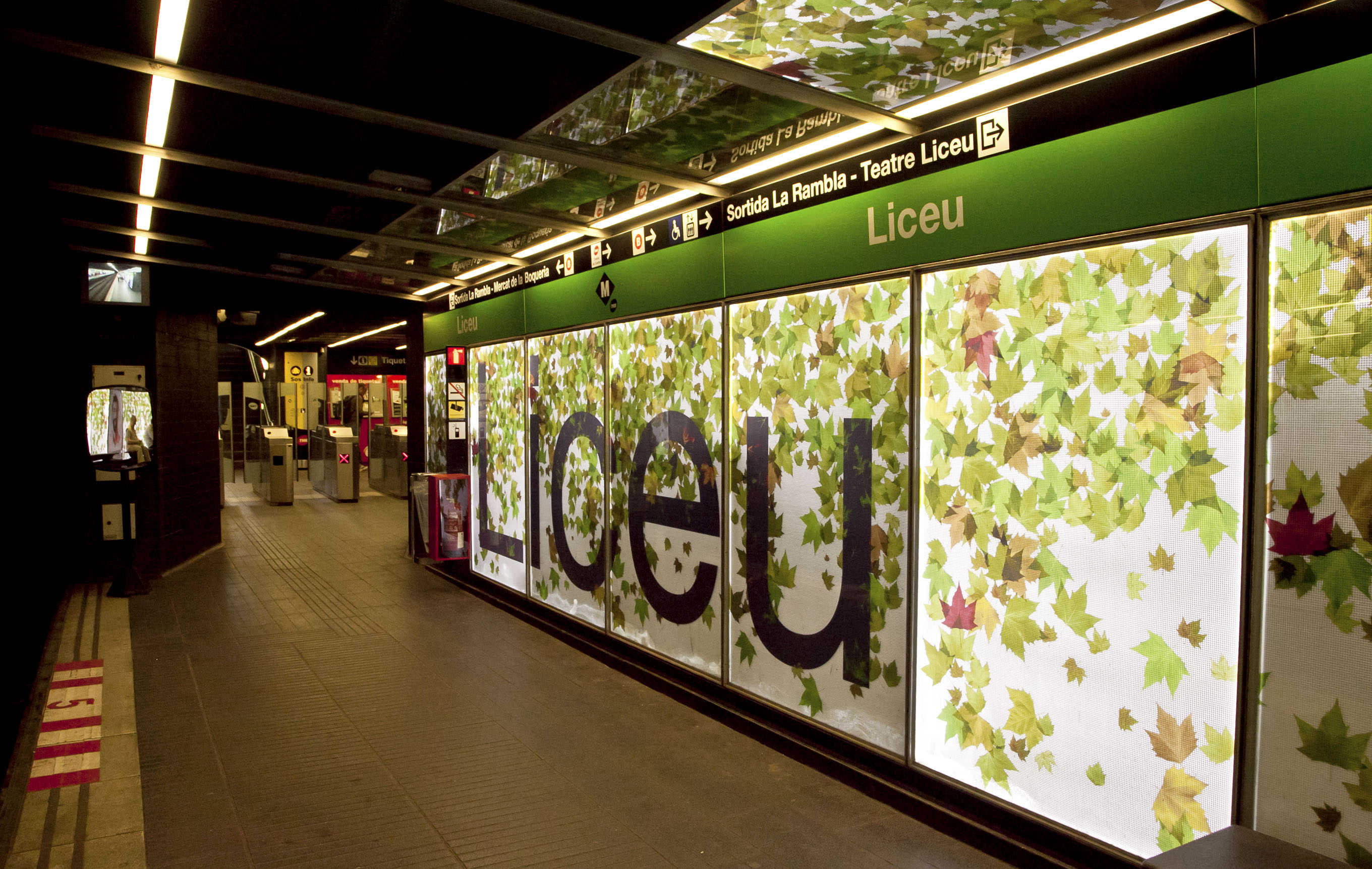 Tuvieron sexo en el metro de Barcelona y ahora los buscan