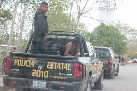 Golpea a su esposa y acuchilla a dos policías