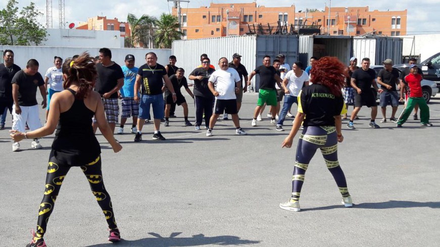 Policías yucatecos toman clase de zumba para bajar la ‘inmensa barriga’