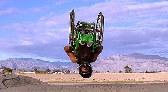 Joven en silla de ruedas sorprende con espectaculares acrobacias