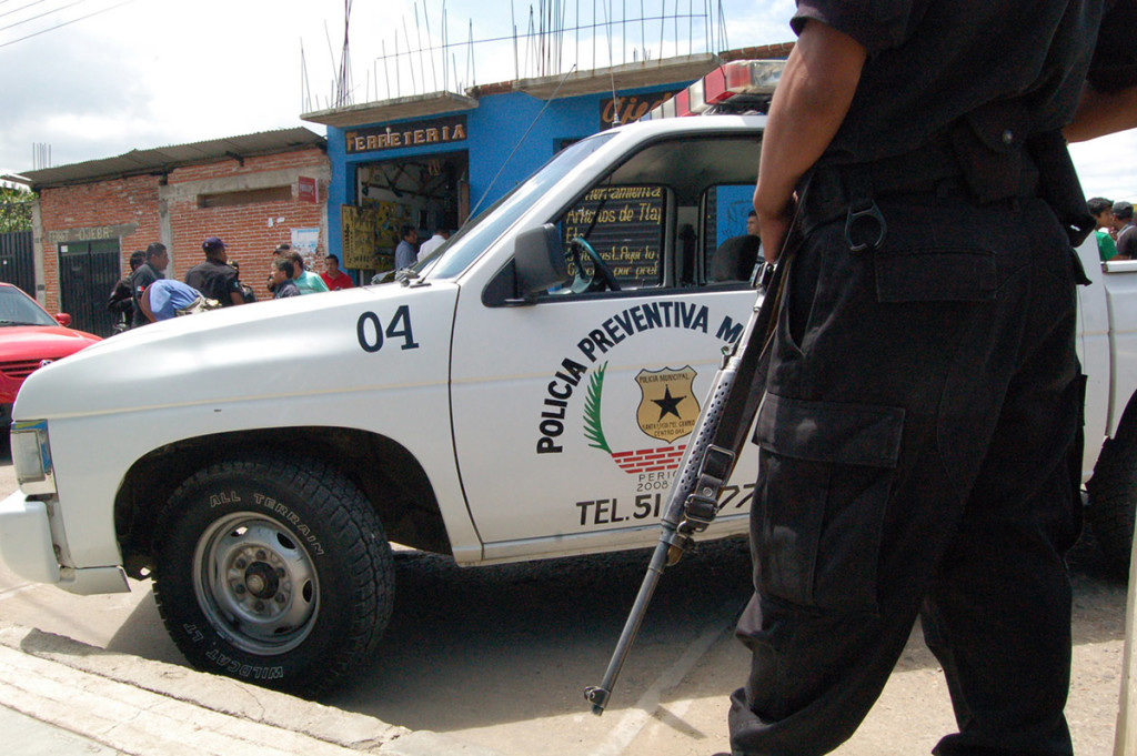 Desnudan a mujeres policías por detener a un regidor borracho