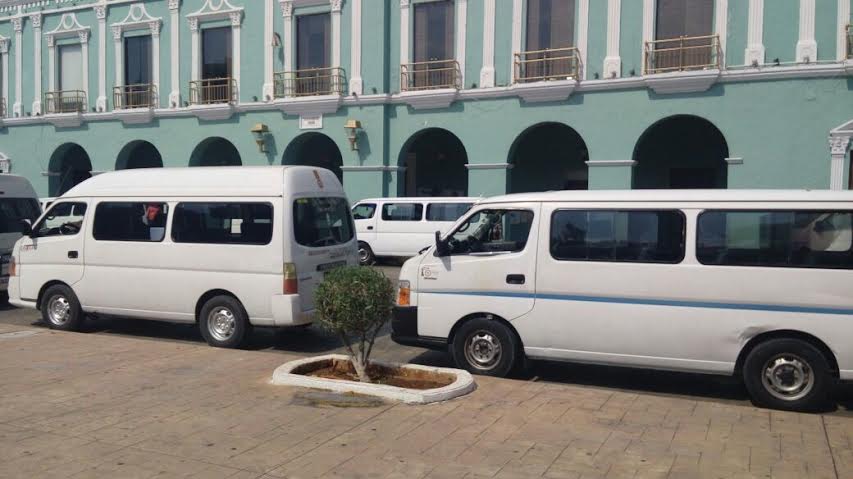 ‘Fuereños’ le arrojan un mango en la cara a taxista que no los quiso llevar