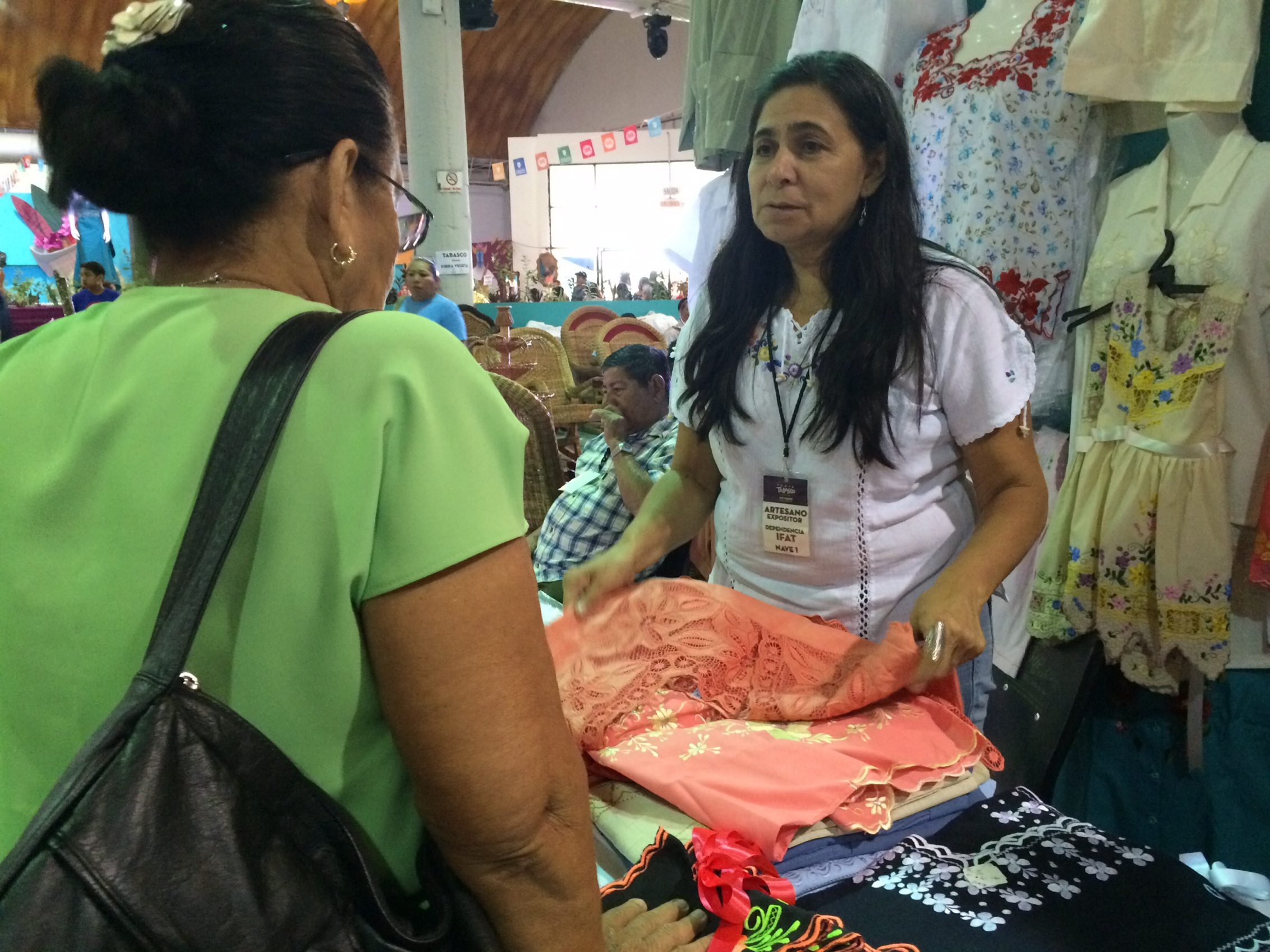 Con bordados tradicionales impulsa estudios de sus hijos