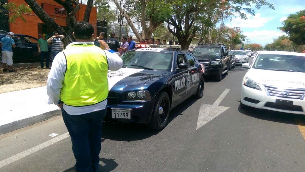 Taxistas del aeropuerto detienen a chofer de Uber