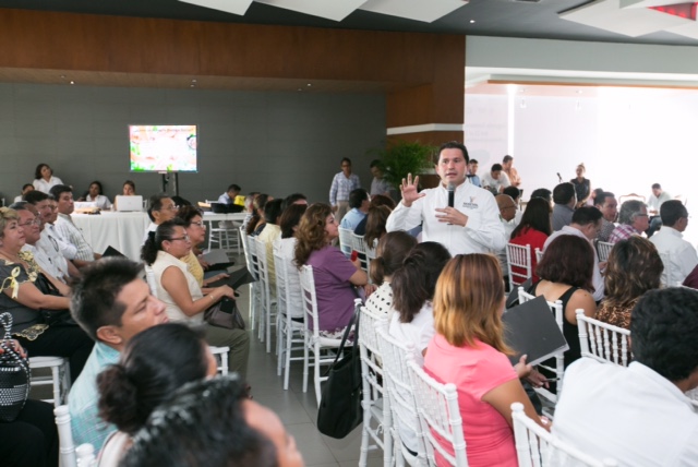 Líderes estudiantiles, difusores de programas sociales en Yucatán