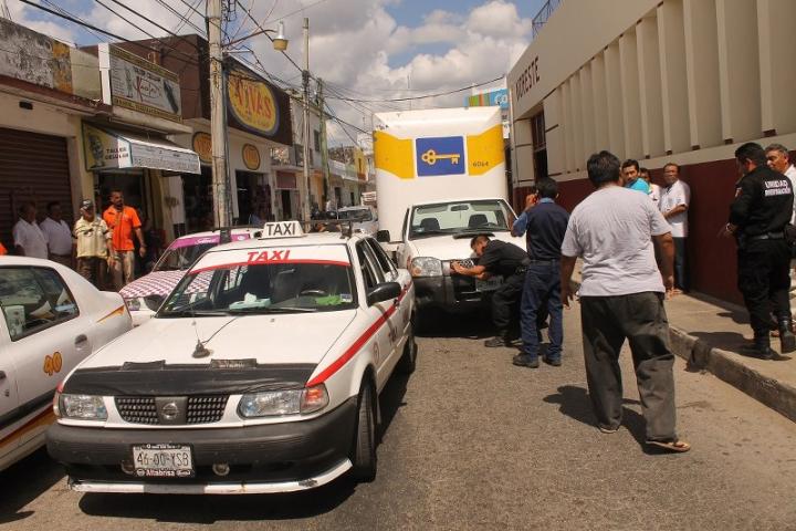 Taxi del FUTV causa choque por mal estacionarse