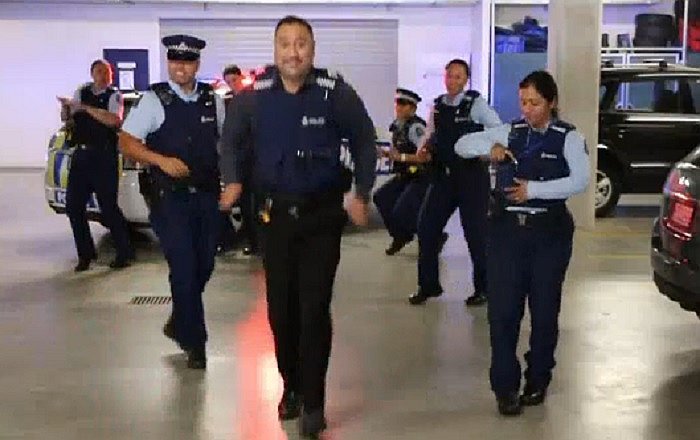 Policías bailan para reclutar a nuevo personal, en Nueva Zelanda