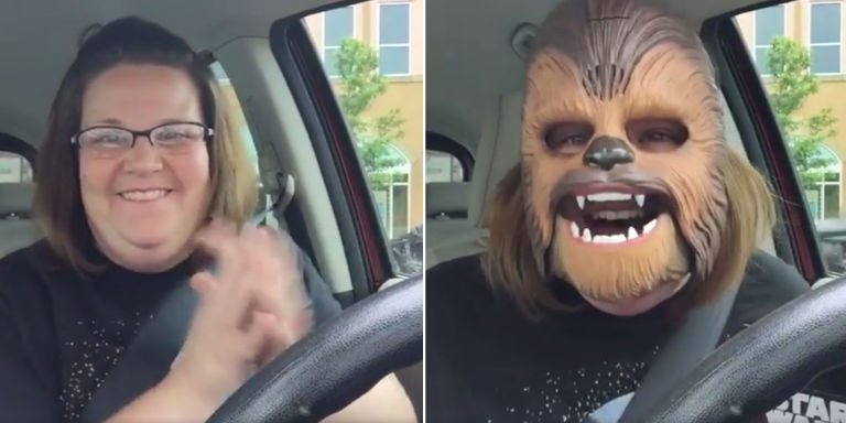 Una mujer encuentra la felicidad con máscara de Chewbacca