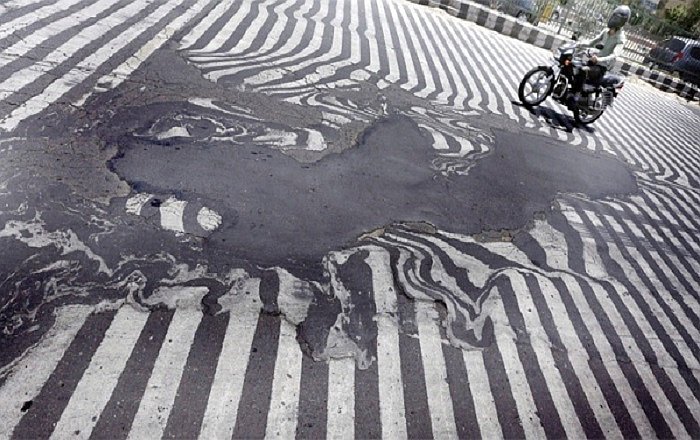 Video: Derrite las calles intensa ola de calor en la India