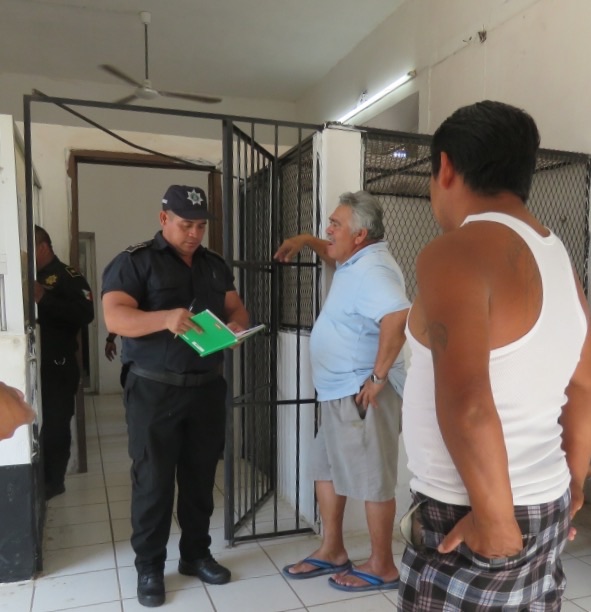 Por el calor, toman todos y saturan la cárcel de su pueblo