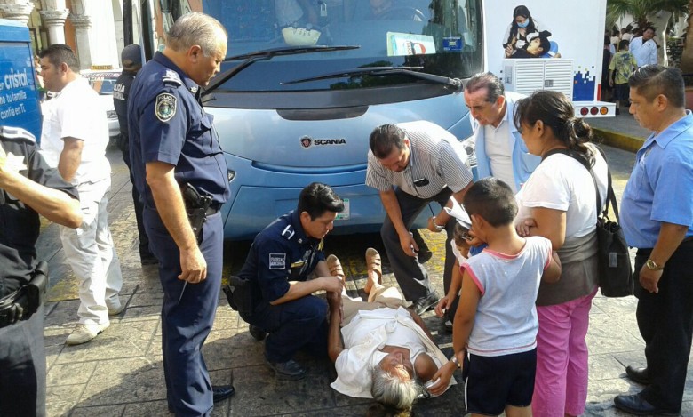 Autobús de turismo atropella a septuagenaria en el Centro