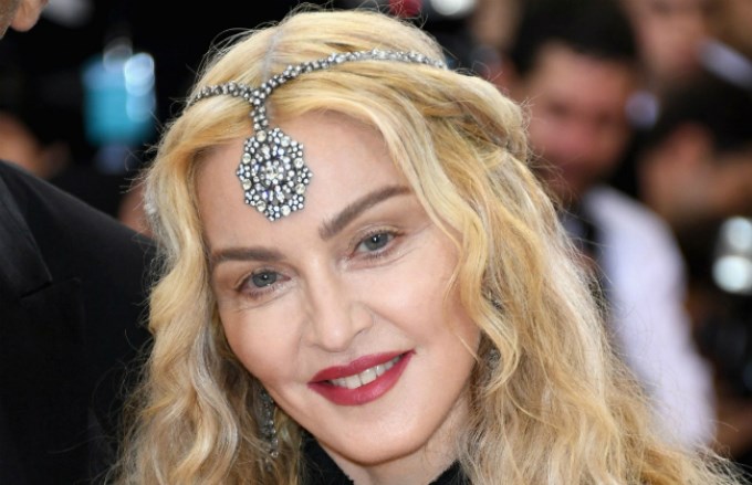 Madonna muestra cola y lolas en alfombra roja