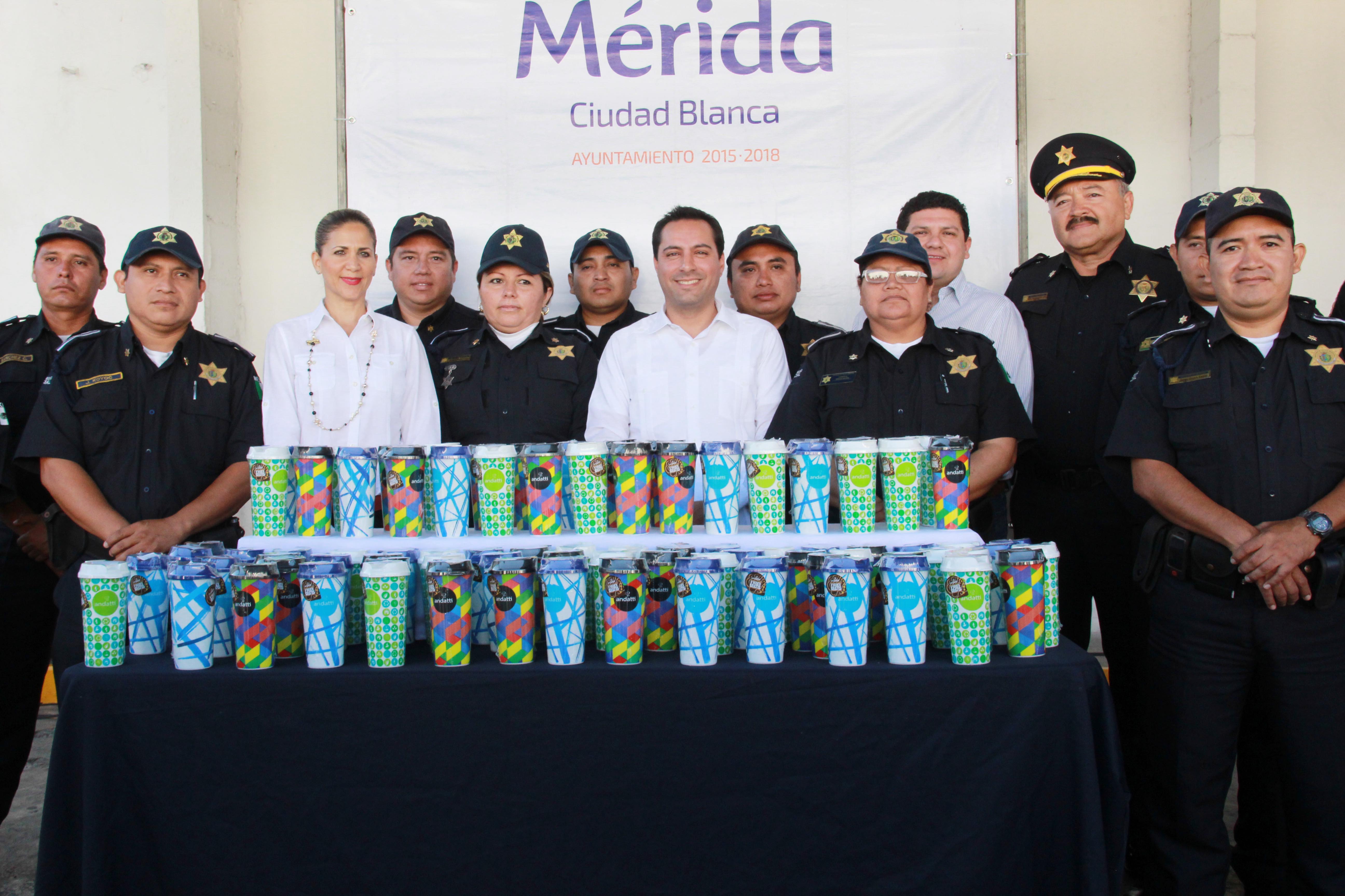 Camioneros se unen a Oxxo dando un refresco diario a policías de Mérida