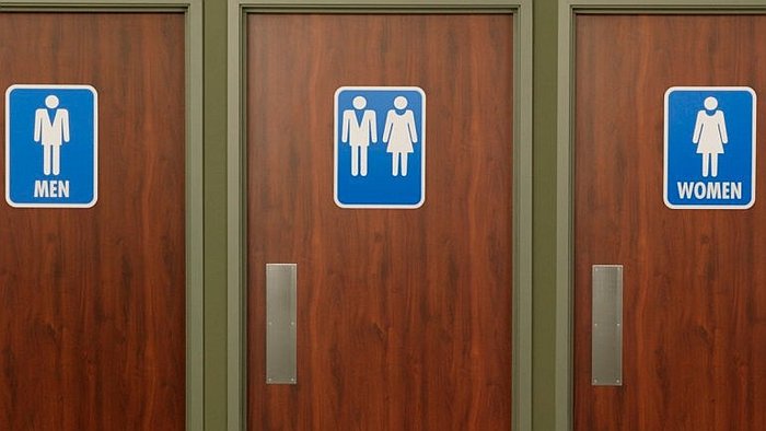 Demandan a Obama por baños para transexuales