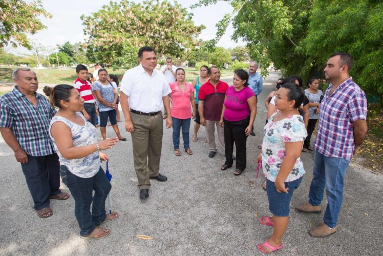 Rolando Zapata visita Chenkú y le piden apoyos educativos, viales y de infraestructura.