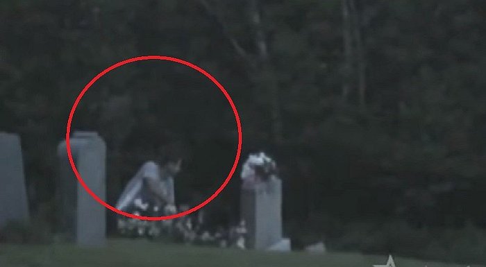 Video: Fantasma de una madre se despide de su hijo en cementerio