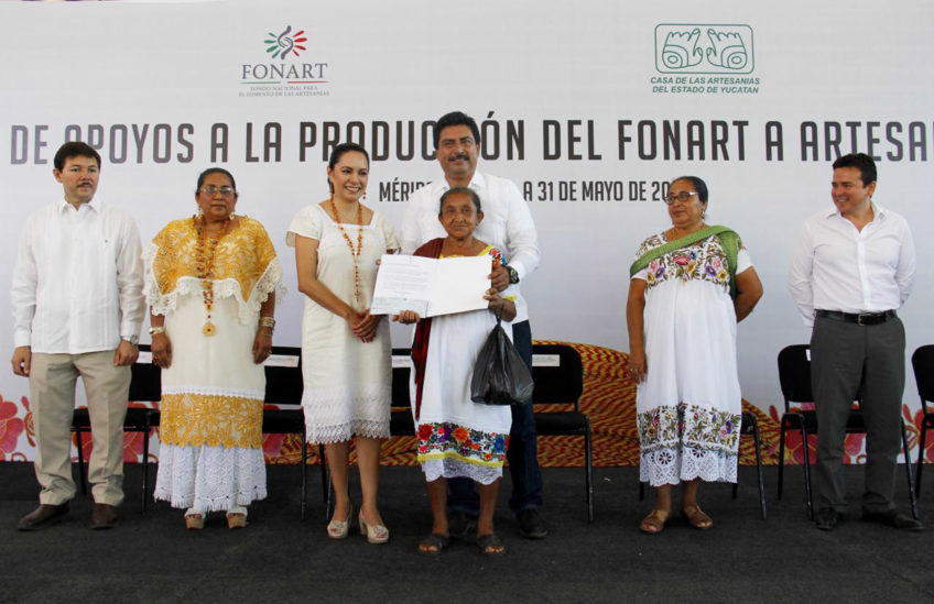 Artesanas yucatecas reciben apoyos para producir más y mejor